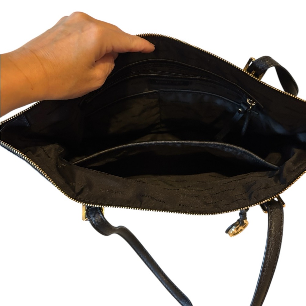 Michael Kors Black Saffiano Leather Tote Bag. - Picture 5 of 8